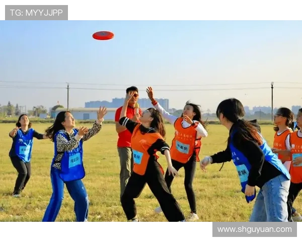 南京飞盘队与成都飞盘队赛后复盘分析团队配合及战术执行细节