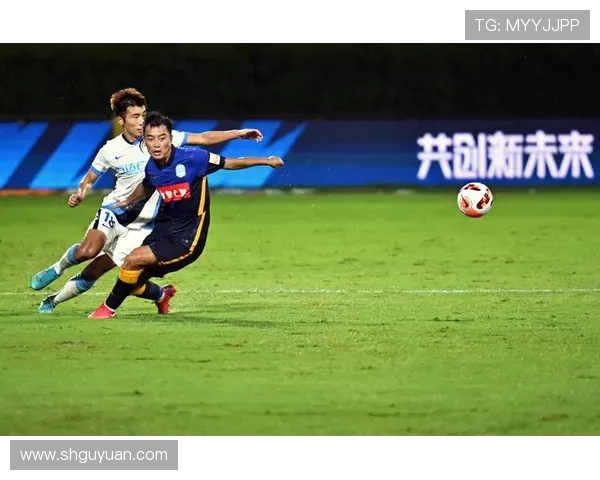 广州足球队在足球团队协作排行榜中荣获第三名展现出强大团队精神与合作能力